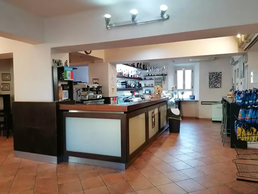 Immagine 2 di Locale commerciale in vendita  a Carrara