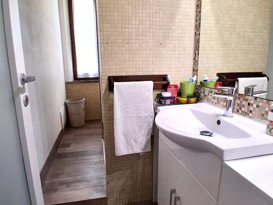 Immagine 10 di Appartamento in vendita  a Lucca