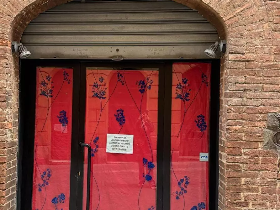 Immagine 2 di Locale commerciale in affitto  a Siena
