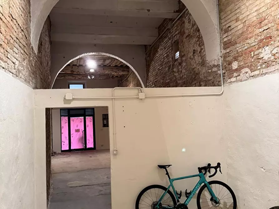 Immagine 9 di Locale commerciale in affitto  a Siena