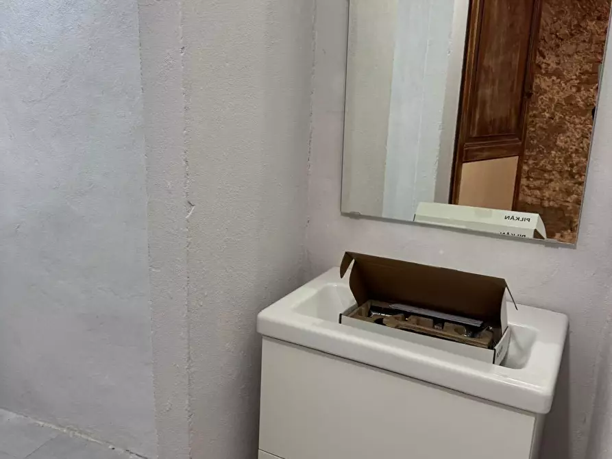 Immagine 13 di Locale commerciale in affitto  a Siena