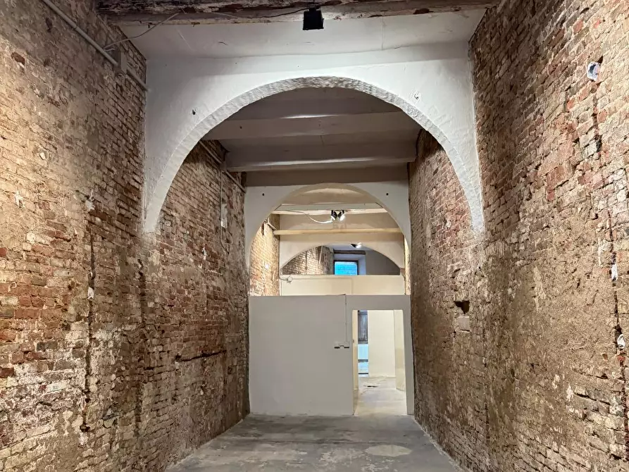 Immagine 11 di Locale commerciale in affitto  a Siena