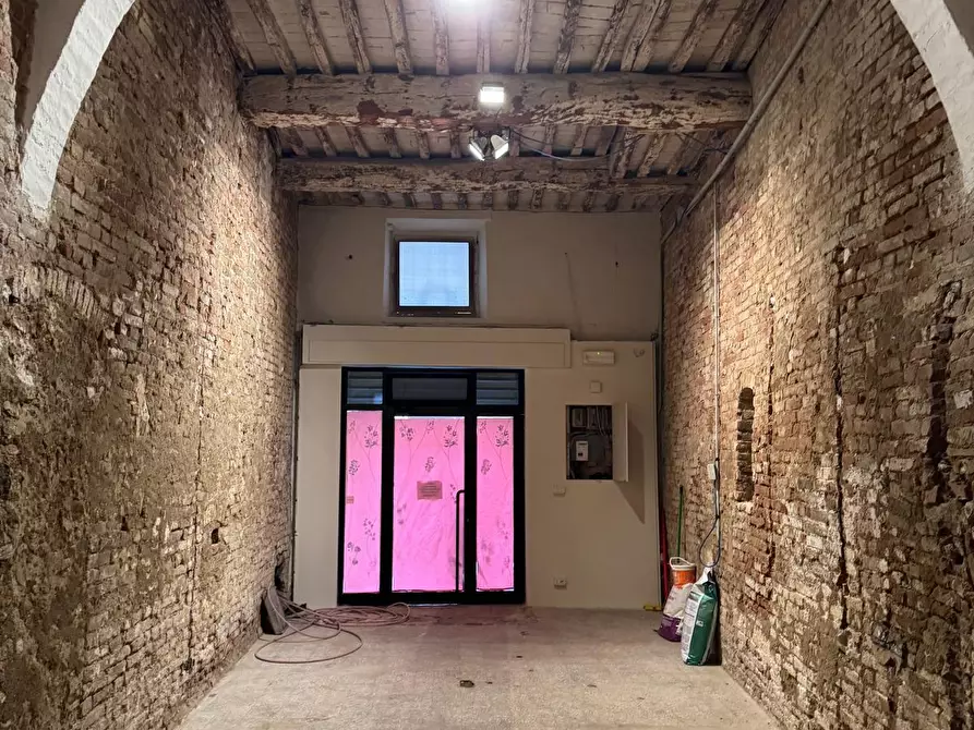 Immagine 4 di Locale commerciale in affitto  a Siena