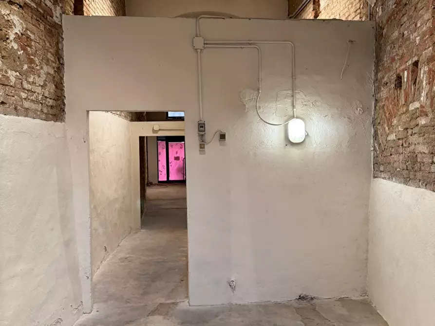 Immagine 6 di Locale commerciale in affitto  a Siena