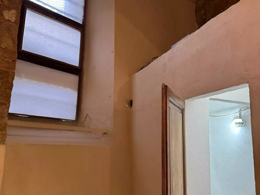 Immagine 15 di Locale commerciale in affitto  a Siena