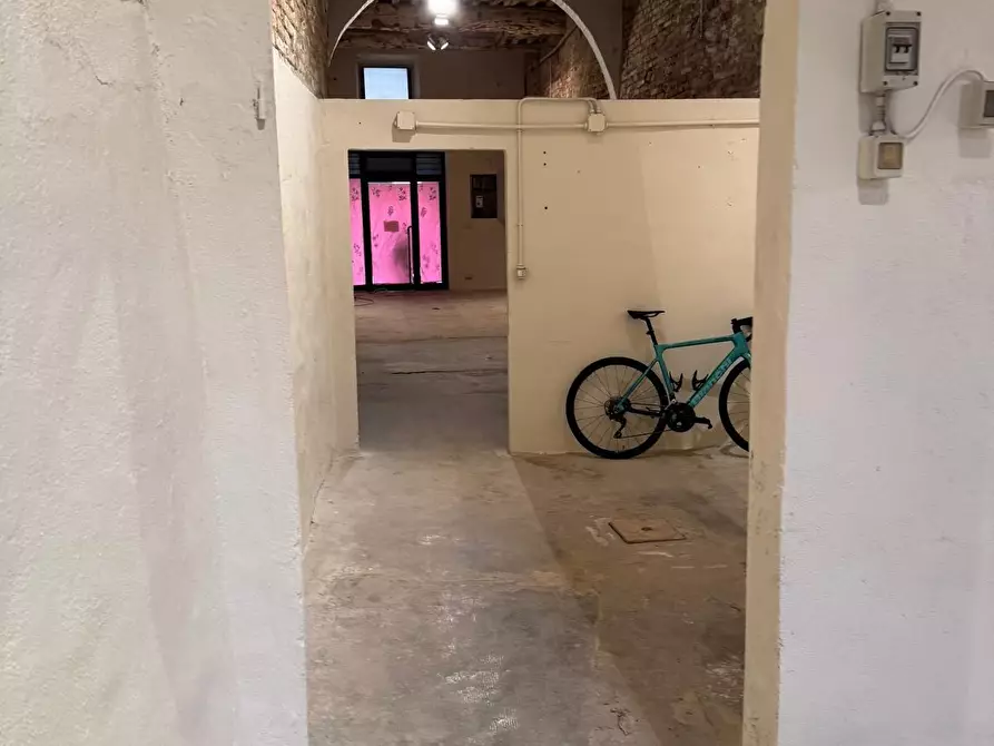 Immagine 7 di Locale commerciale in affitto  a Siena