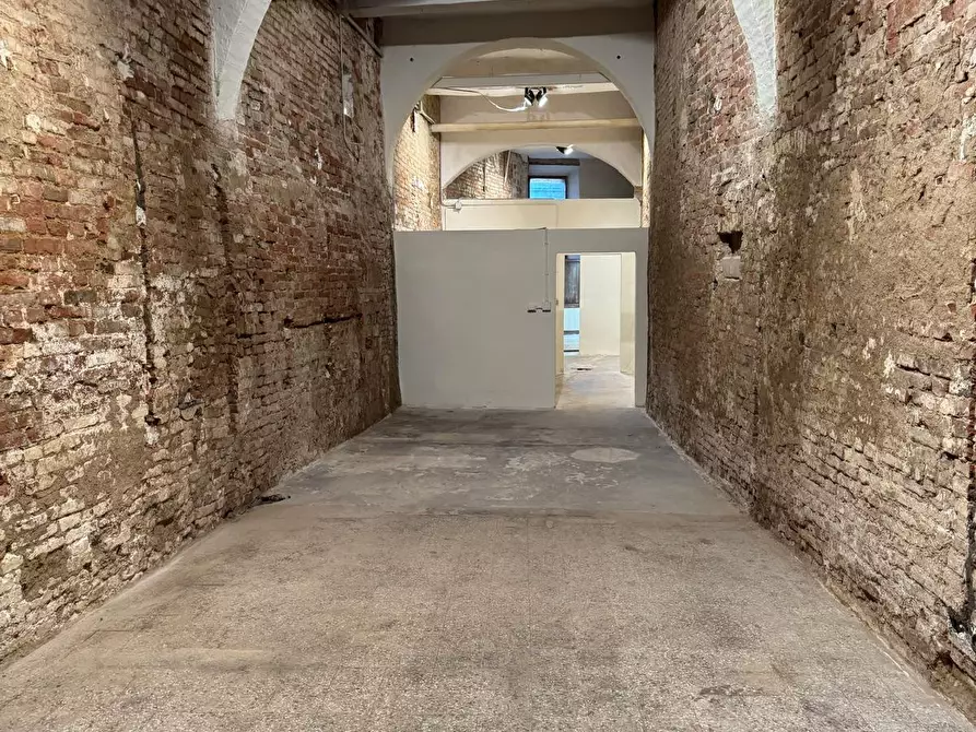 Immagine 12 di Locale commerciale in affitto  a Siena