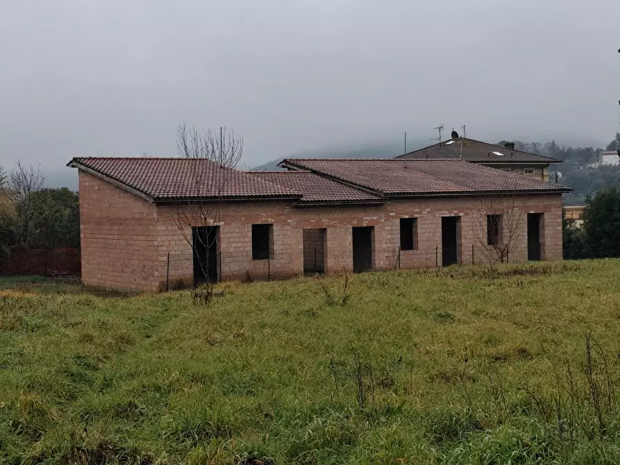 Immagine 1 di Villa in vendita  a Lucca