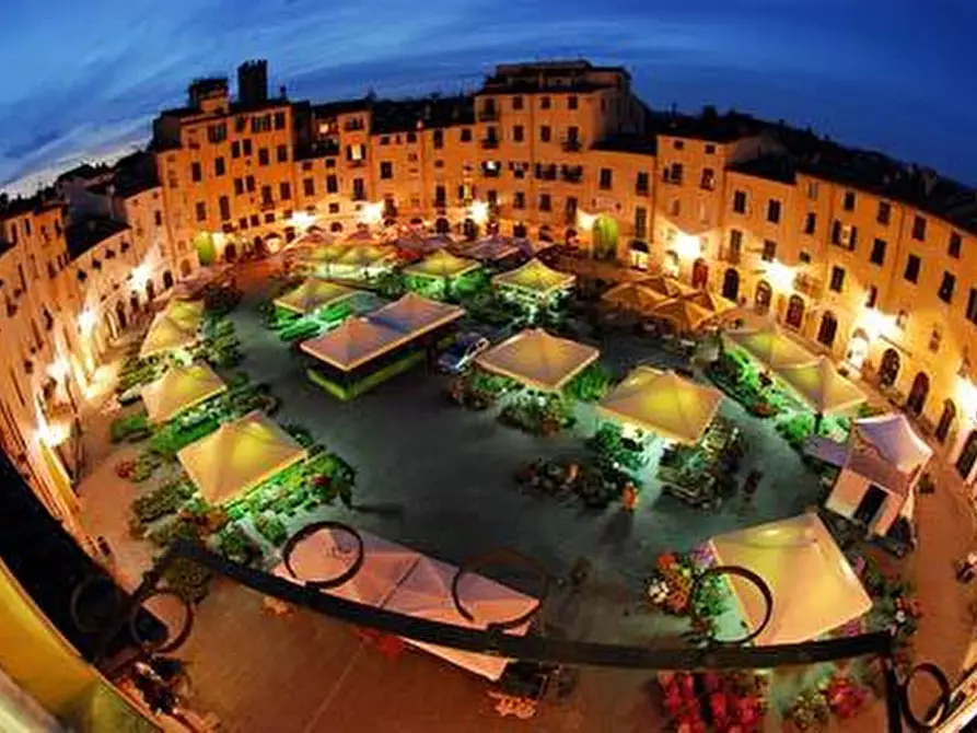 Immagine 12 di Appartamento in vendita  a Lucca