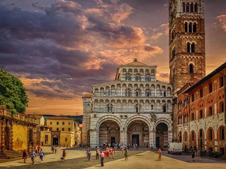 Immagine 10 di Appartamento in vendita  a Lucca