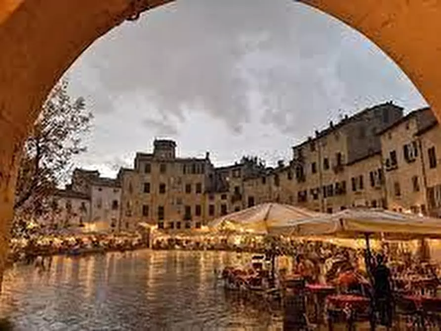 Immagine 11 di Appartamento in vendita  a Lucca