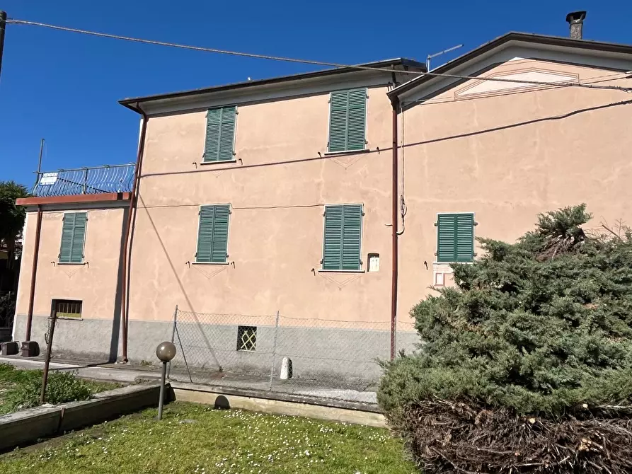 Immagine 3 di Casa semindipendente in vendita  a Massa