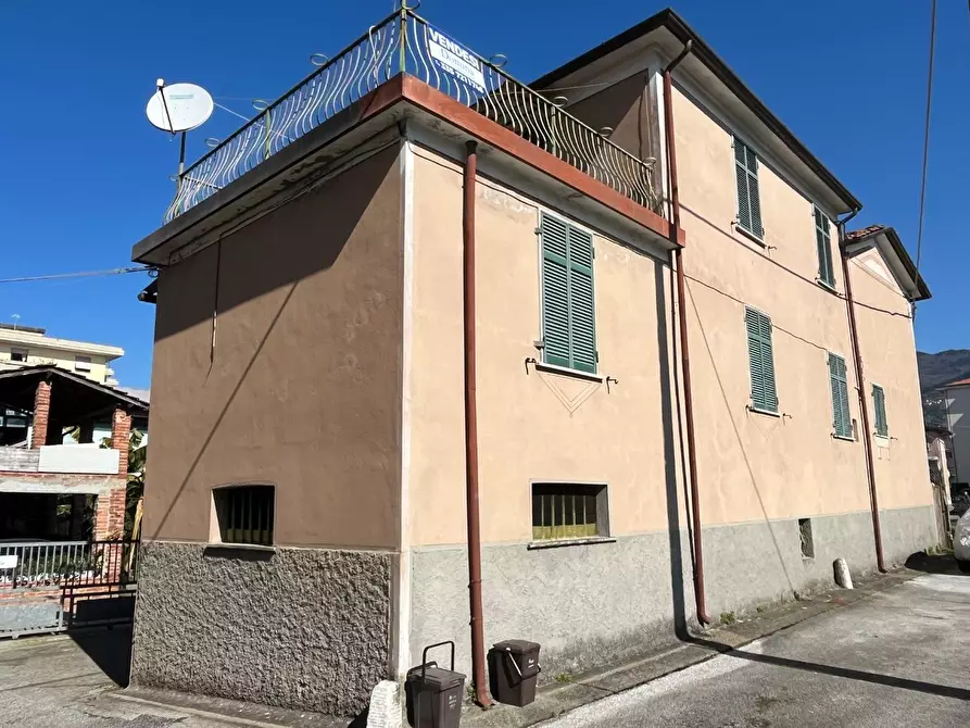 Immagine 1 di Casa semindipendente in vendita  a Massa
