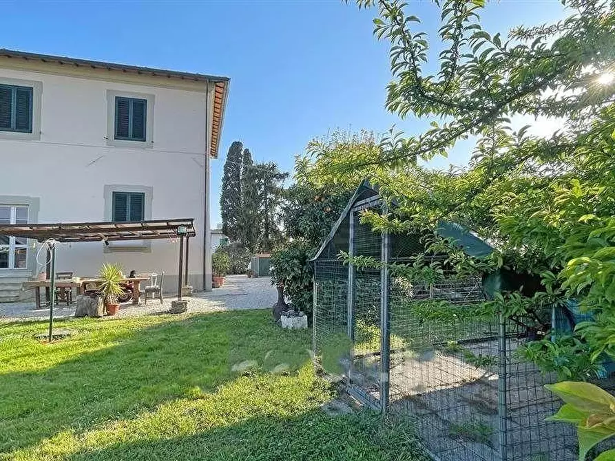 Immagine 1 di Casa bifamiliare in vendita  a Lucca