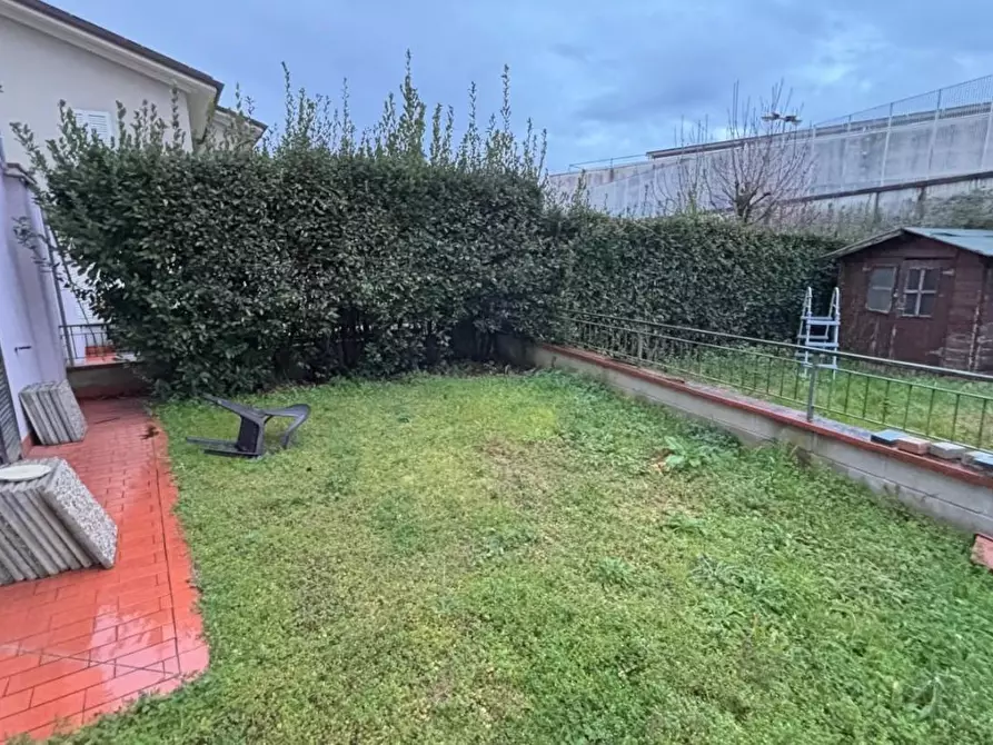 Immagine 19 di Appartamento in vendita  a Lucca