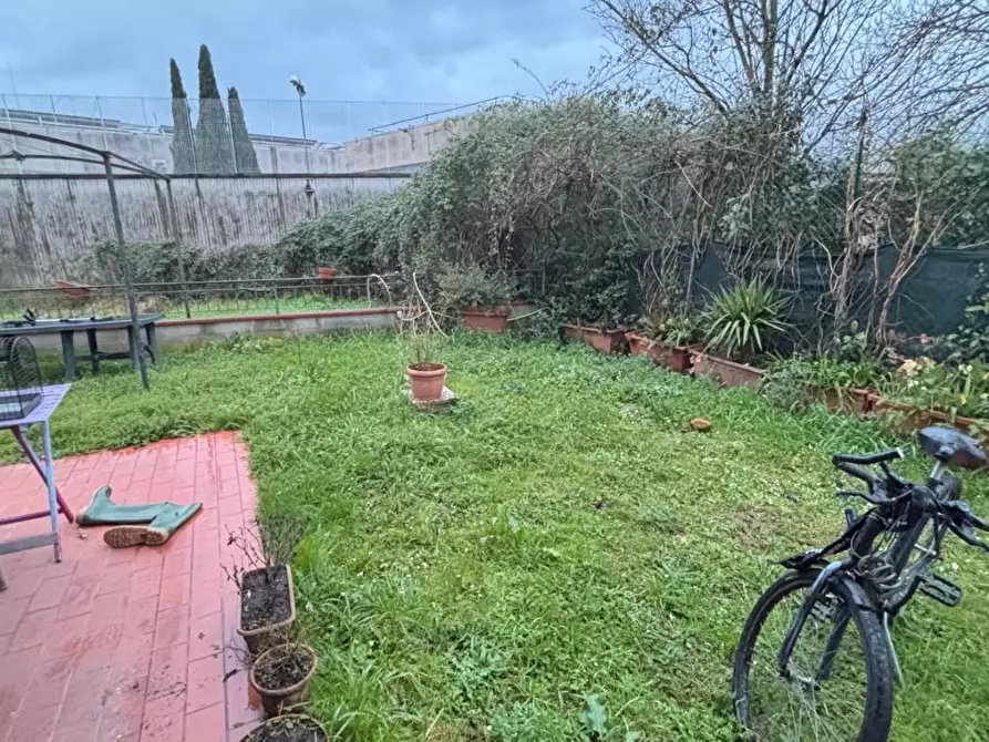 Immagine 15 di Appartamento in vendita  a Lucca