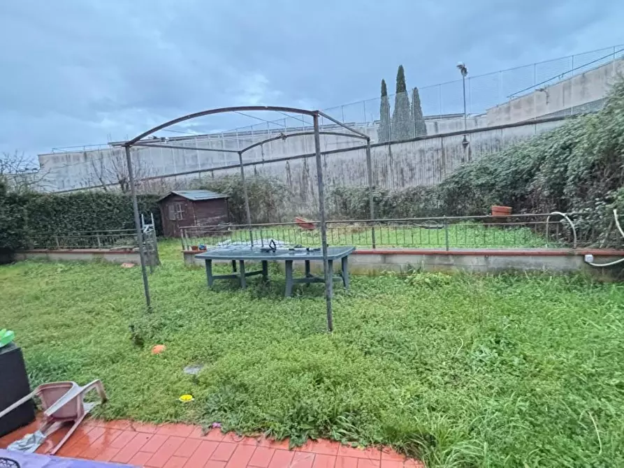 Immagine 16 di Appartamento in vendita  a Lucca