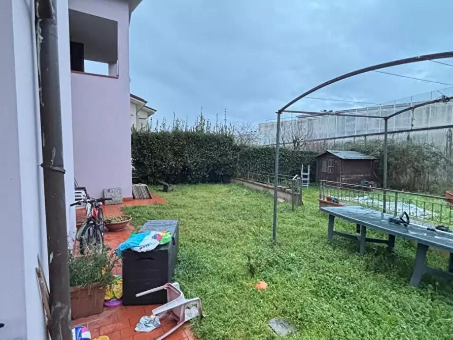 Immagine 17 di Appartamento in vendita  a Lucca