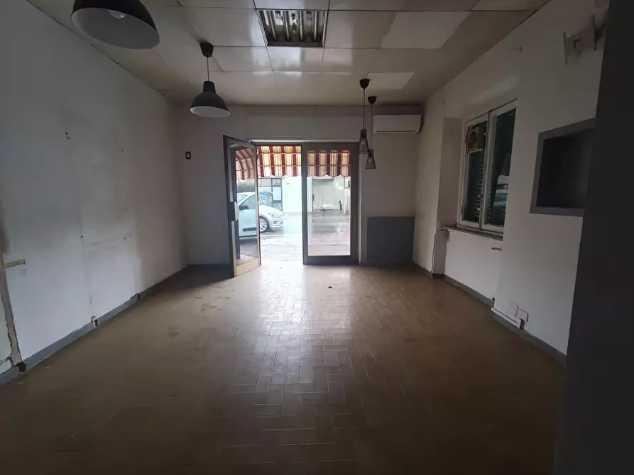 Immagine 7 di Locale commerciale in vendita  a Lucca