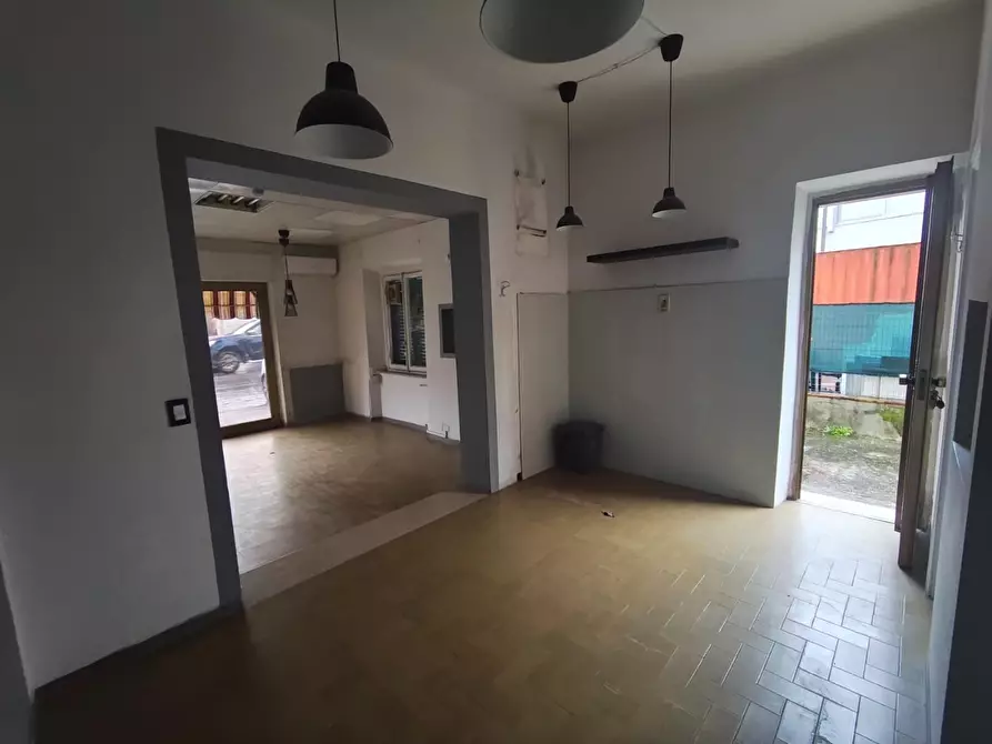 Immagine 6 di Locale commerciale in vendita  a Lucca