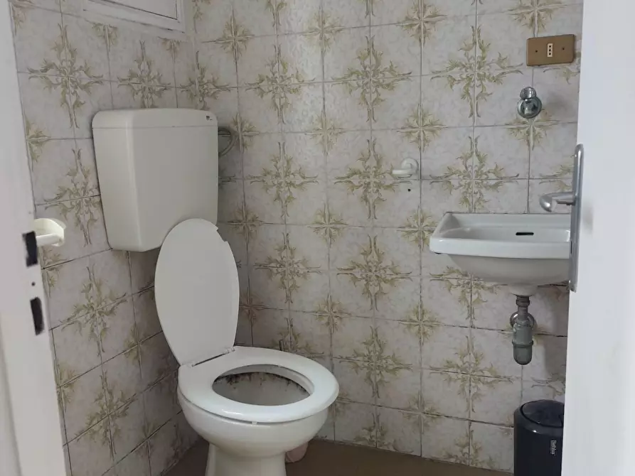 Immagine 9 di Locale commerciale in vendita  a Lucca