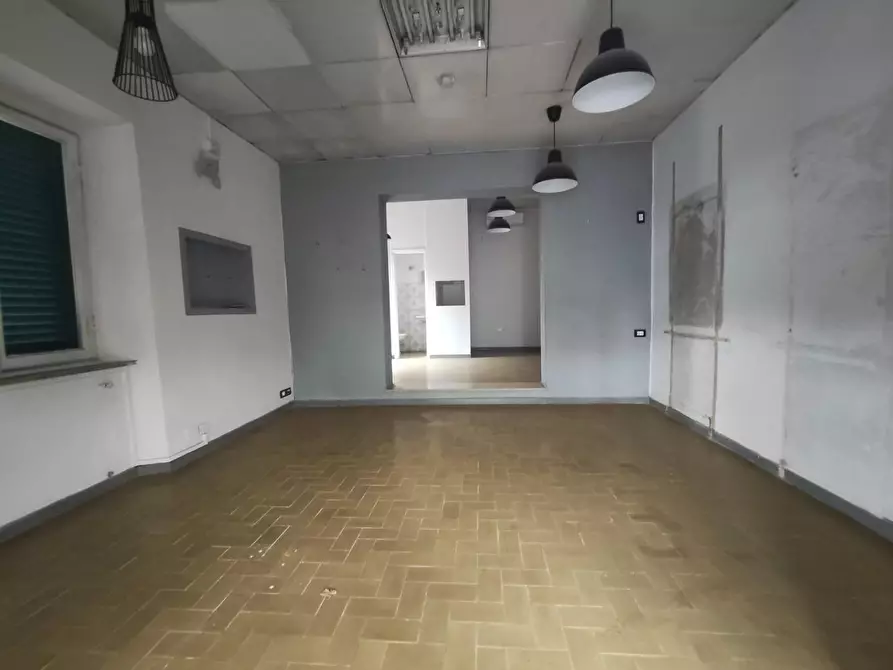 Immagine 1 di Locale commerciale in vendita  a Lucca