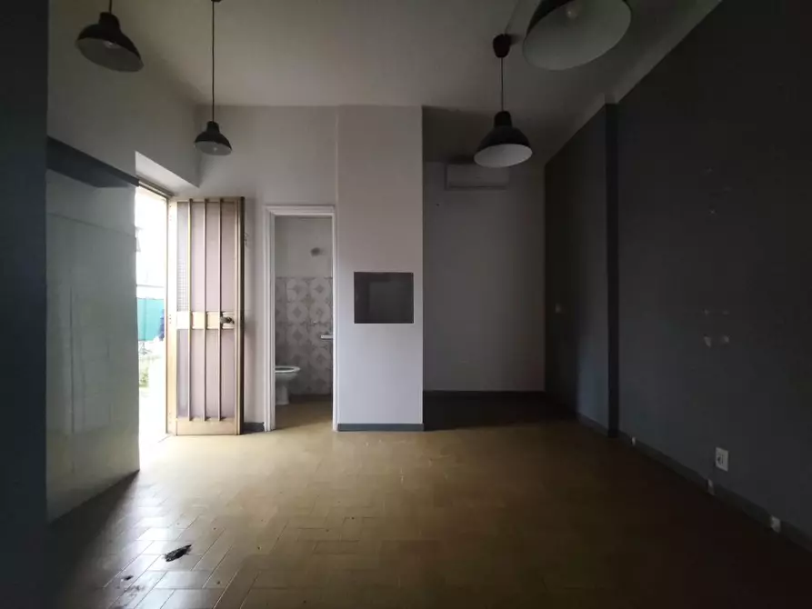 Immagine 8 di Locale commerciale in vendita  a Lucca