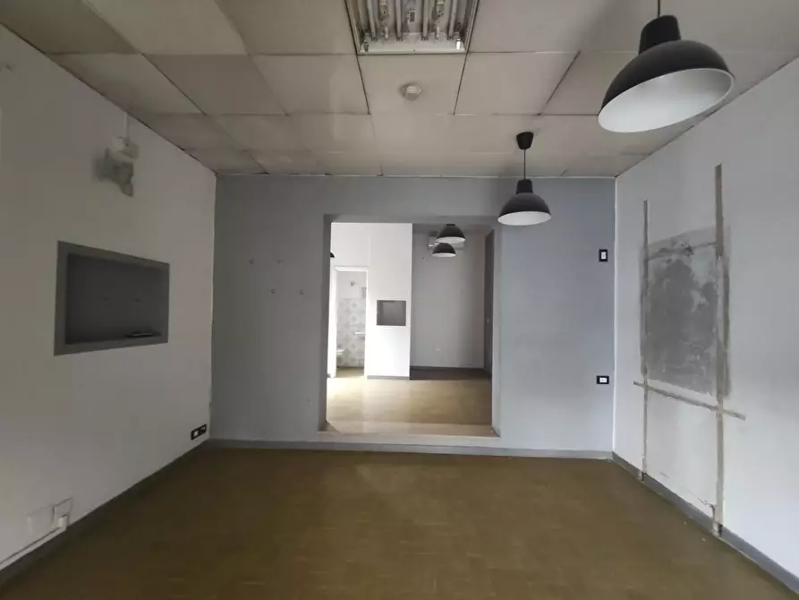 Immagine 2 di Locale commerciale in vendita  a Lucca