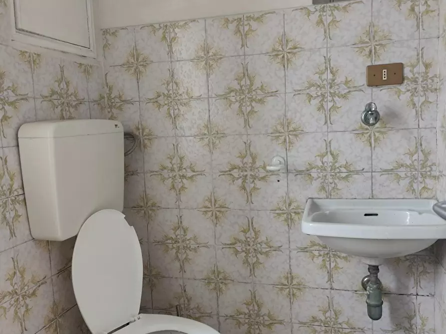 Immagine 10 di Locale commerciale in vendita  a Lucca