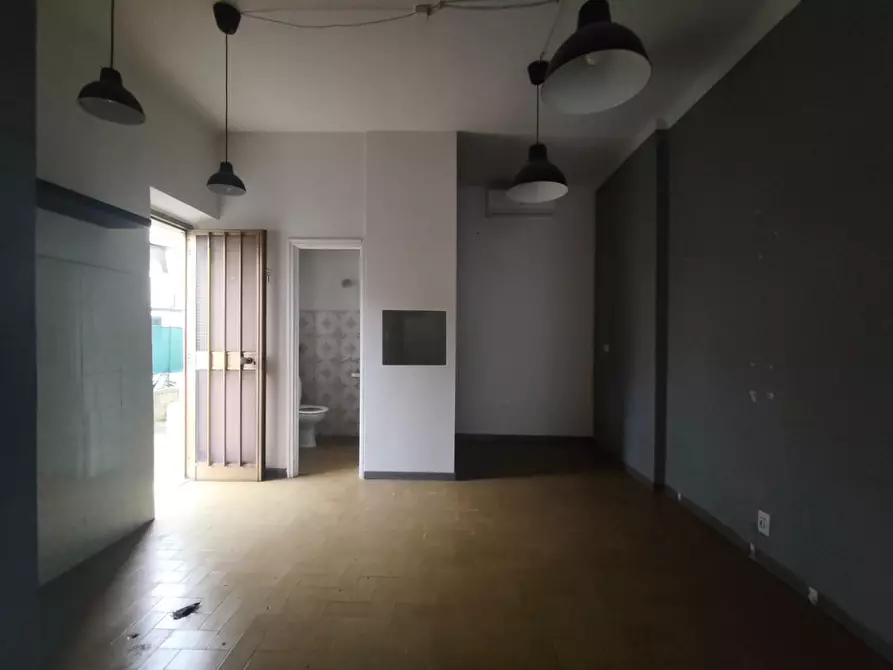 Immagine 3 di Locale commerciale in vendita  a Lucca