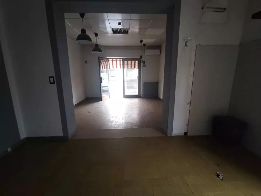 Immagine 4 di Locale commerciale in vendita  a Lucca