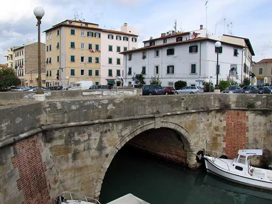 Immagine 1 di Magazzino in vendita  a Livorno