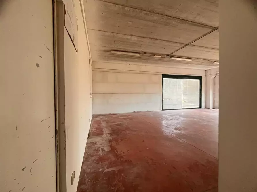 Immagine 12 di Capannone industriale in affitto  a Cascina