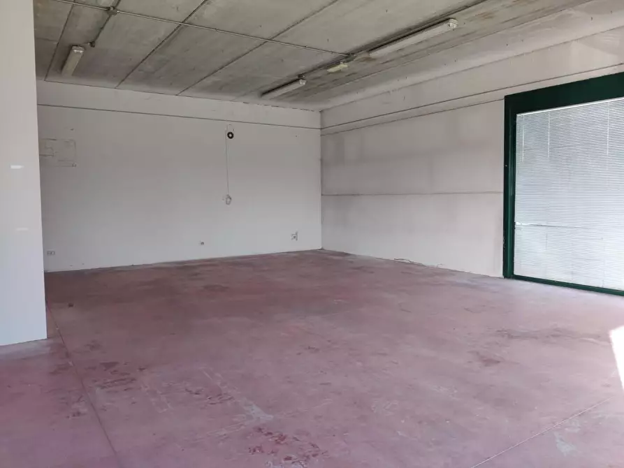 Immagine 2 di Capannone industriale in affitto  a Cascina