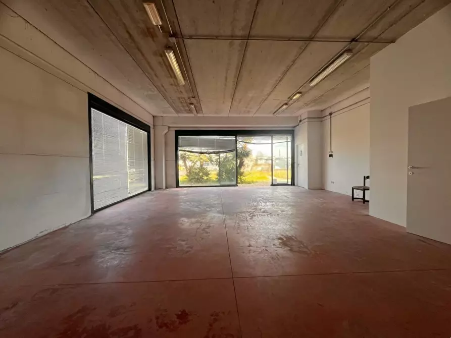 Immagine 15 di Capannone industriale in affitto  a Cascina
