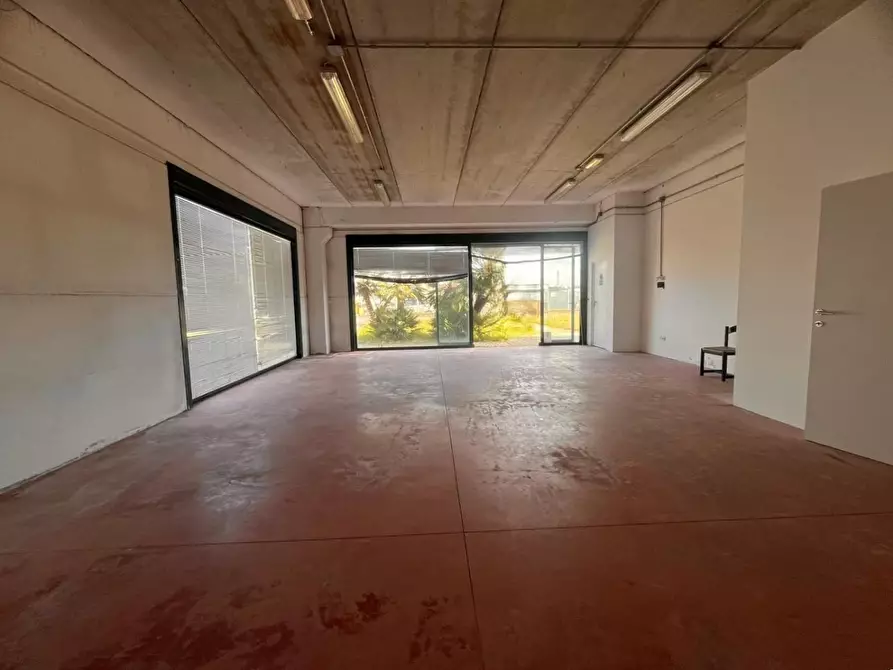 Immagine 11 di Capannone industriale in affitto  a Cascina