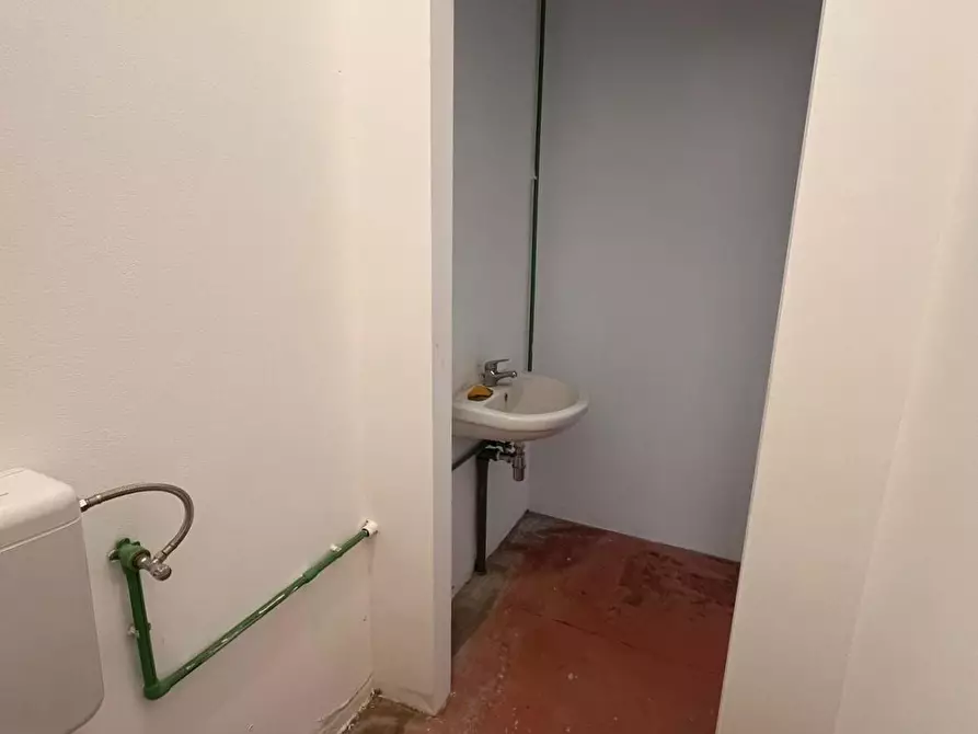 Immagine 10 di Capannone industriale in affitto  a Cascina