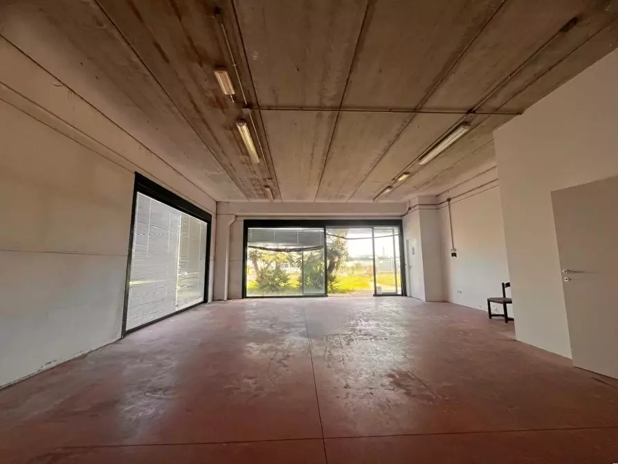 Immagine 14 di Capannone industriale in affitto  a Cascina