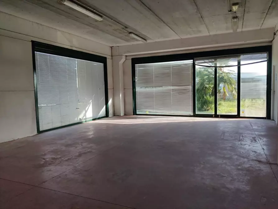 Immagine 1 di Capannone industriale in affitto  a Cascina