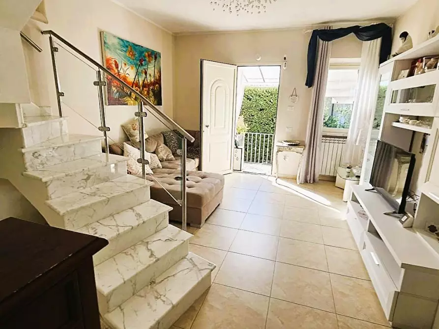 Immagine 3 di Casa trifamiliare in vendita  a Montignoso