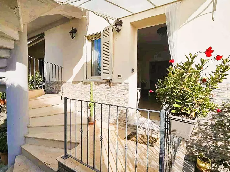 Immagine 1 di Casa trifamiliare in vendita  a Montignoso