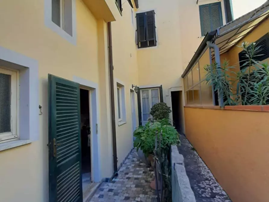 Immagine 11 di Villa in vendita  a Viareggio