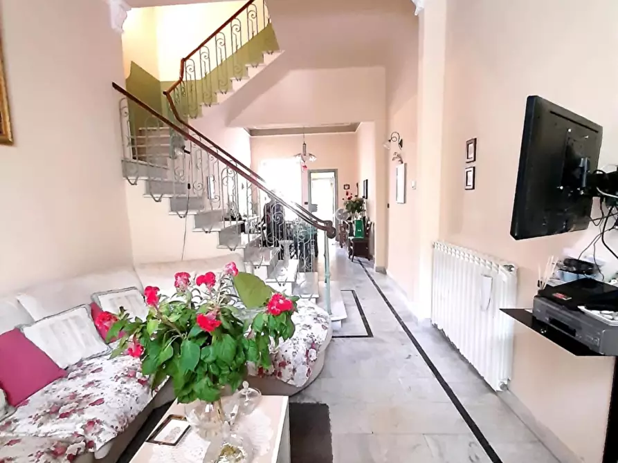 Immagine 2 di Villa in vendita  a Viareggio