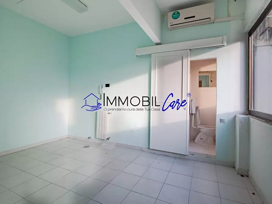 Immagine 6 di Ufficio in affitto  a Livorno