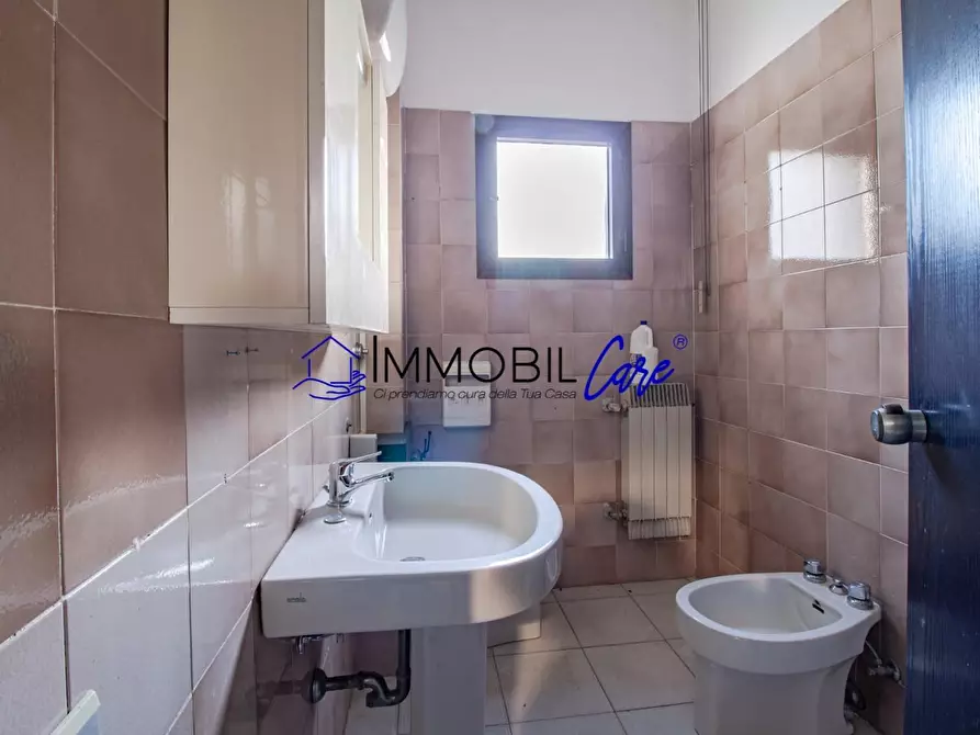 Immagine 11 di Ufficio in affitto  a Livorno