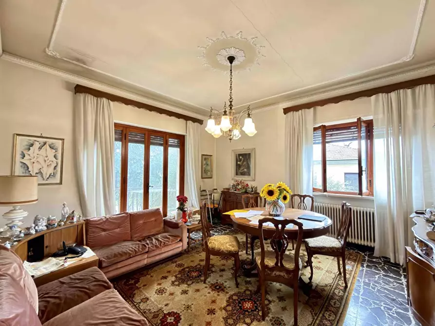 Immagine 2 di Villa in vendita  a Lucca