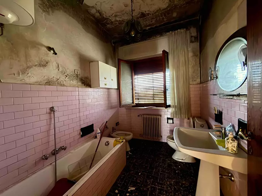 Immagine 19 di Villa in vendita  a Lucca