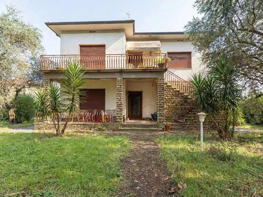 Immagine 1 di Villa in vendita  a Lucca