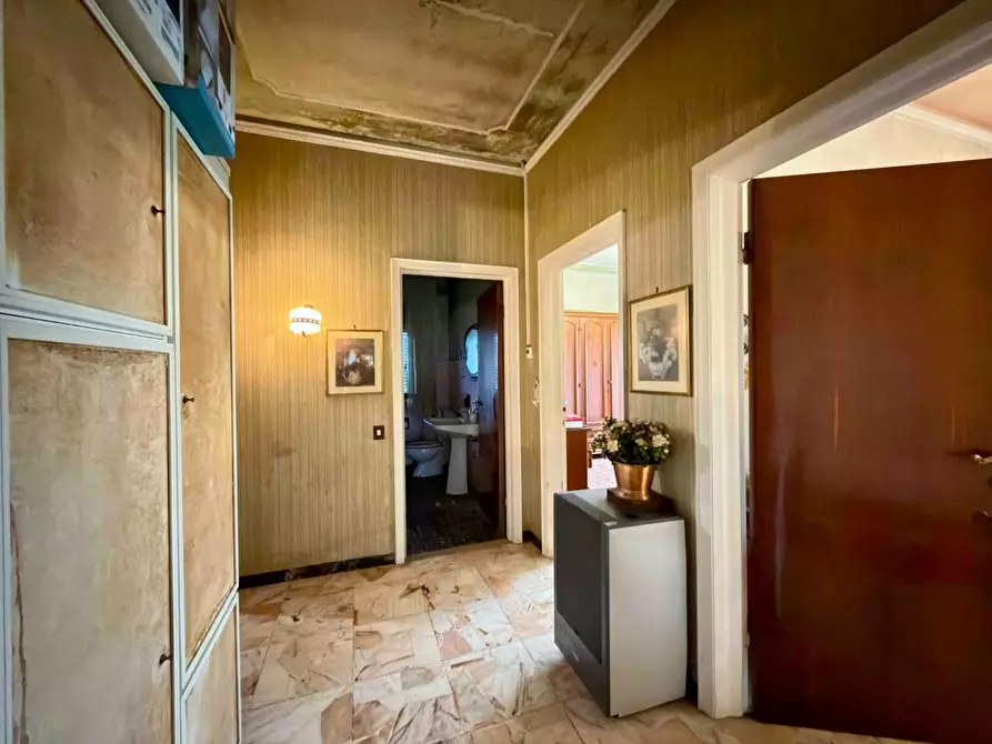 Immagine 11 di Villa in vendita  a Lucca