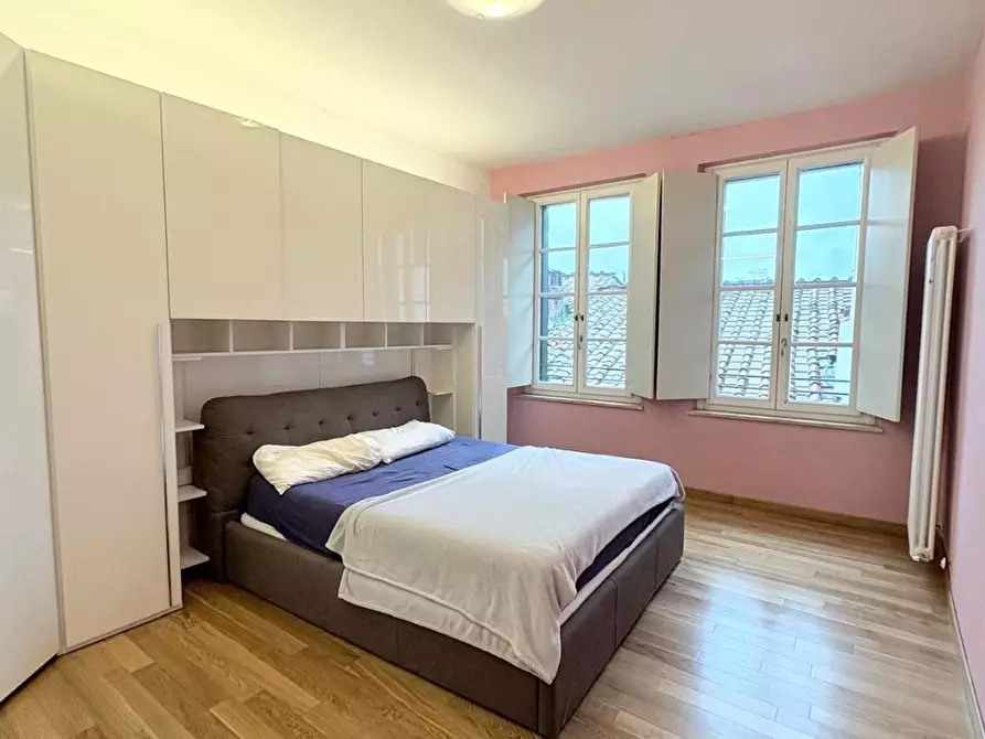 Immagine 12 di Appartamento in vendita  a Lucca